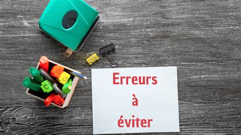 Illustration comparative : les erreurs à éviter lors de l'application du paillis (collet enterré vs collet dégagé)