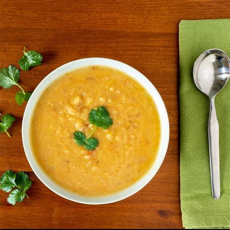 Bol de potage aux pois cassés fumant