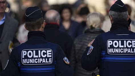 Illustration d'un agent de police municipale discutant avec un citoyen