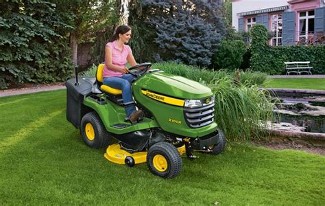 Tracteur tondeuse John Deere en action avec un souffleur