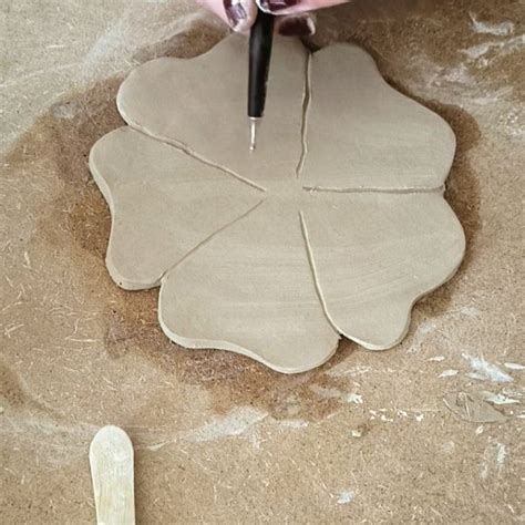 Pièces d'argile en forme de U sur une planche de plâtre pour le raffermissement