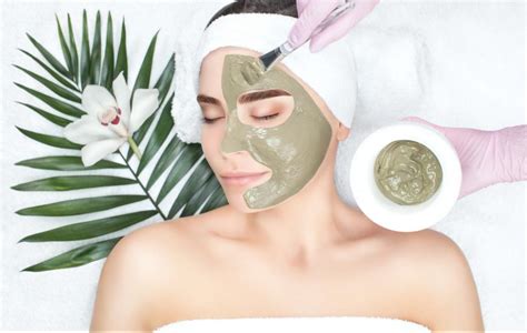 soin du visage à l'argile et à l'hibiscus