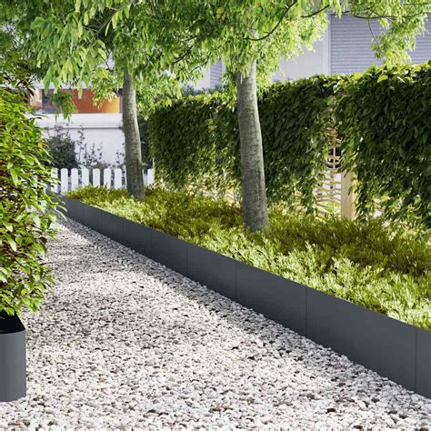 Illustration d'un jardin structuré avec des bordures gris anthracite délimitant des massifs de fleurs