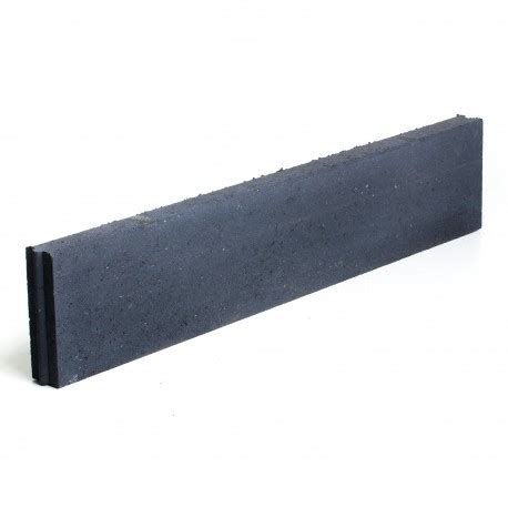 Comparatif visuel entre une bordure en plastique gris anthracite et une bordure en béton posée