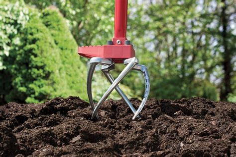Schéma technique montrant l'action d'une griffe sarcleuse sur une terre de jardin