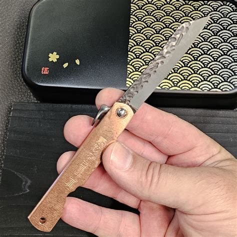 Couteau japonais pliant avec détails de la lame