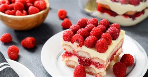 framboisier aux framboises fraîches sur un plat de présentation