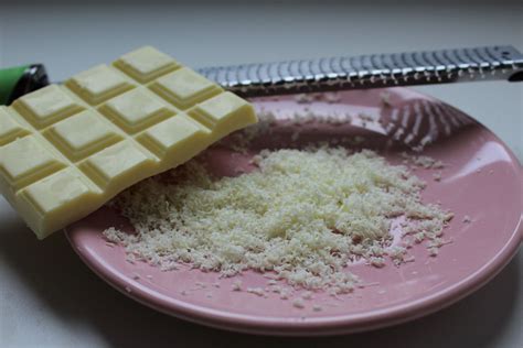 framboisier décoré avec des copeaux de chocolat blanc et une bordure de framboises fraîches