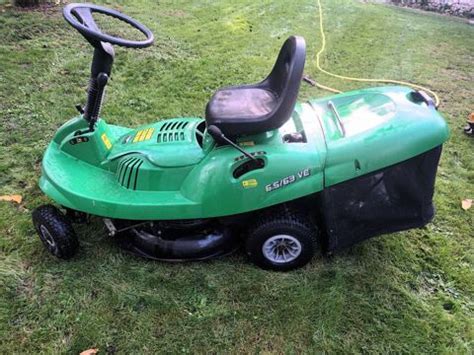 Tracteur GGP ELV 63 en action dans un jardin