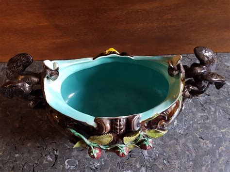 Jardinière en barbotine avec décor de feuilles