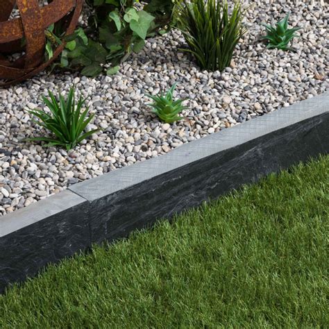 Allée de jardin en pierre naturelle avec bordures en quartzite