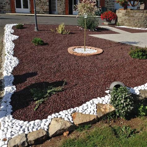Jardin paysager avec paillage de pouzzolane