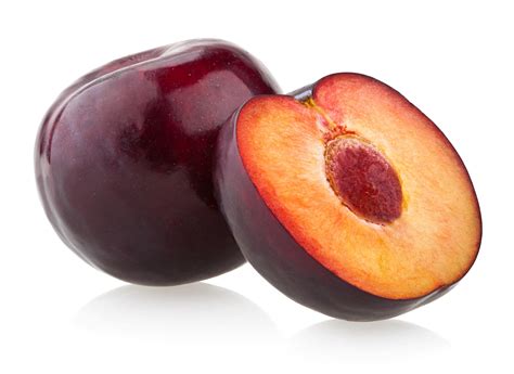 Gros plan sur une prune rouge à chair rouge