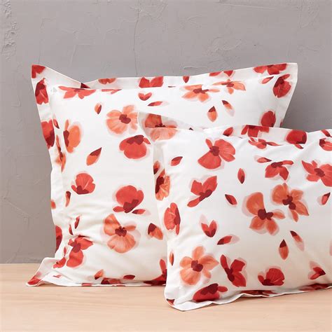 gros plan sur le motif floral d'une taie d'oreiller illustrant la finesse de l'impression digitale