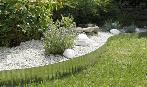Exemples de bordures de jardin créatives avec des matériaux recyclés