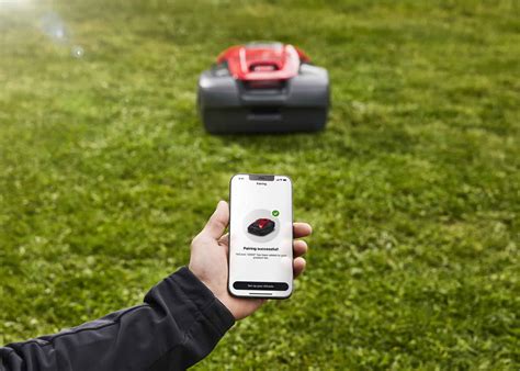 Robot de tonte près d'une bordure fleurie