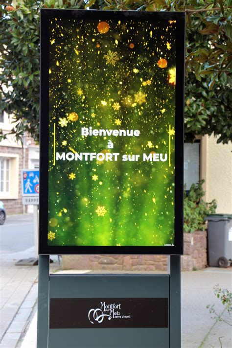 Panneau d'affichage municipal avec des informations réglementaires