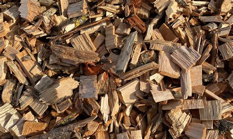 Photo d'une pile de plaquettes forestières stockées pour le séchage naturel