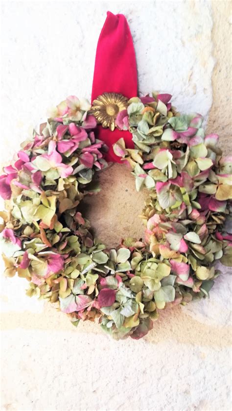 Couronne décorative faite d'hortensias séchés