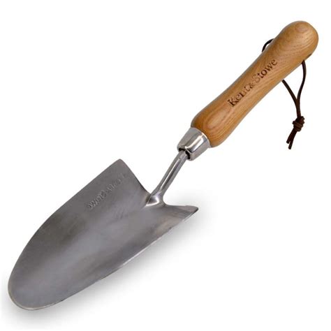 Transplantoir de jardin comparé à une truelle