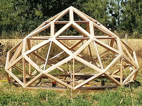 Photographie d'un zome en cours de construction dans un cadre boisé
