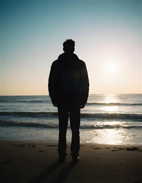 une silhouette solitaire face à un horizon flou symbolisant l'incertitude existentielle