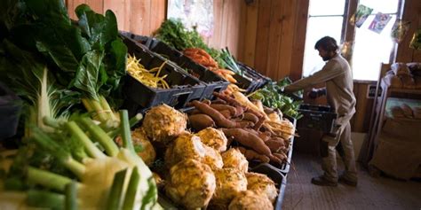 Un point de vente à la ferme bien agencé avec des produits locaux