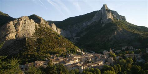 Vue panoramique du village d'Orpierre avec ses falaises environnantes
