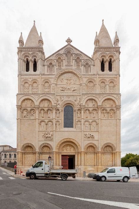 Façade occidentale de l'église Saint-Symphorien
