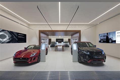 Vue panoramique de la concession automobile moderne et de son showroom extérieur