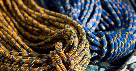 Une sélection de cordes d'escalade de différents types et couleurs