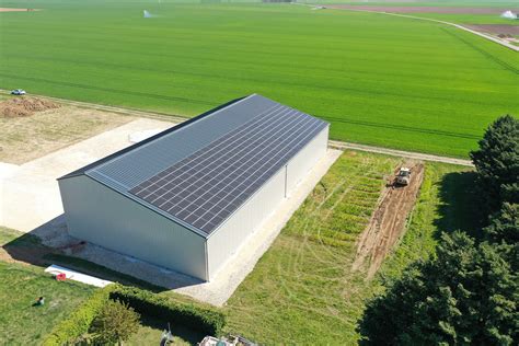 une calibreuse électronique moderne dans un hangar agricole