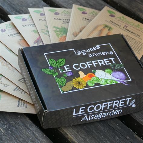 Illustration montrant divers sachets de graines anciens disposés sur une table de jardinage avec des outils de jardin