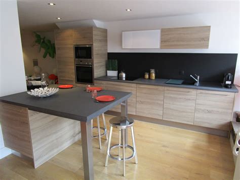 Plan de travail stratifié décor noisetier naturel dans une cuisine contemporaine