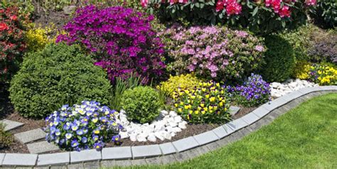 Exemple de parterre de fleurs saisonnières avec une délimitation nette