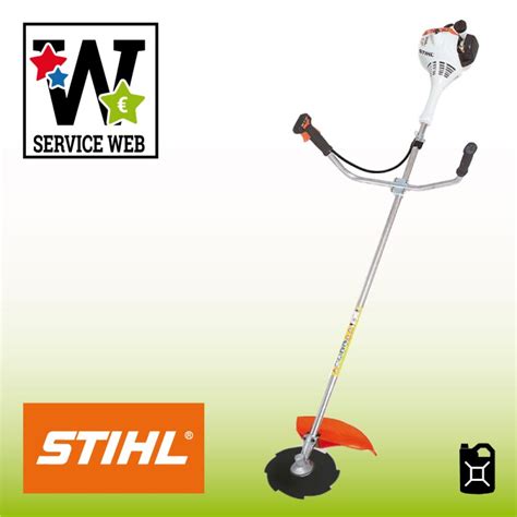 Vue d'ensemble d'une débroussailleuse Stihl FS 55 en action dans un jardin résidentiel