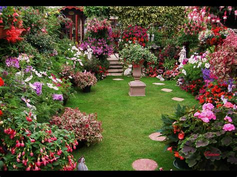 Photo d'un jardin avec des arceaux fleuris