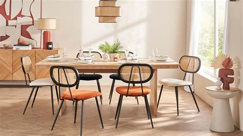 exemples de chaises en paille peintes en couleurs pastel dans une salle à manger moderne
