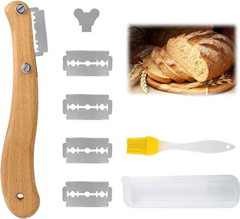 lame de boulanger et différents pains scarifiés