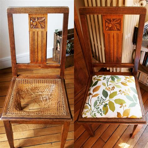 une chaise ancienne en cours de restauration avec des brins de rotin naturel posés sur un établi d'artisan