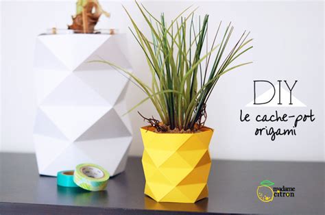 un cache-pot en papier géométrique