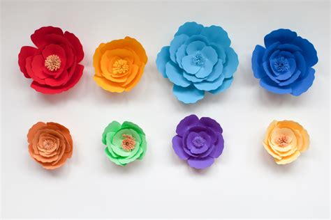 des fleurs en papier colorées