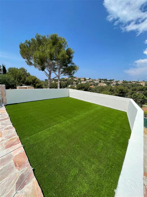 Image d'un gazon synthétique Green Park résistant aux intempéries (pluie, soleil) pour illustrer sa durabilité.