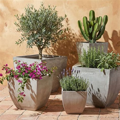 Exemples de pots et jardinières pour le jardin