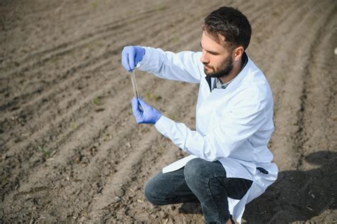 Technicien agricole prélevant un échantillon de culture pour analyse