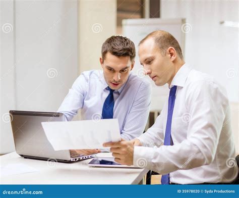 Personne expliquant à une autre personne dans un bureau