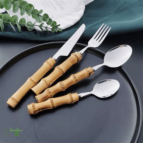 Présentation de couverts en bambou dans un plateau-repas professionnel