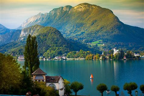 Paysage d'Annecy avec le lac et les montagnes