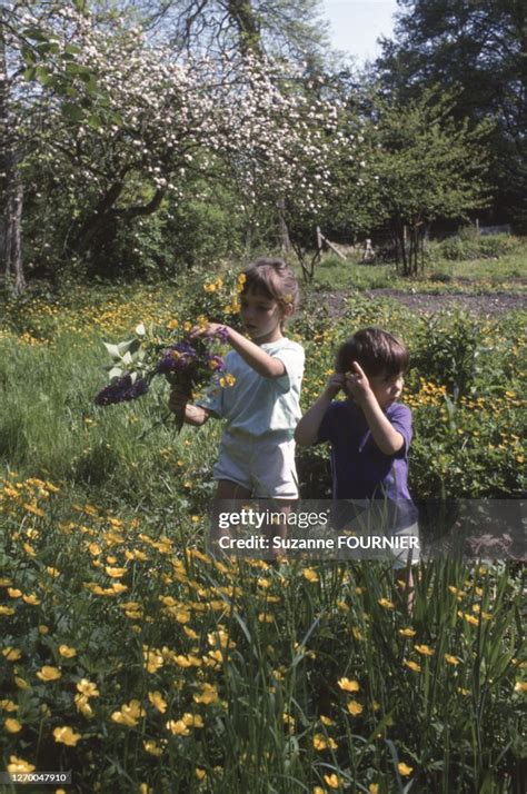 Enfants cueillant des fleurs dans un champ
