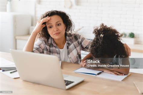 tuteur expliquant une tâche à un stagiaire